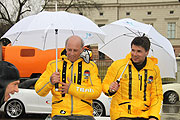 Willy Bogner (li.) ließ sich vom Regen nicht abschrecken und fuhr offen...(Foto. MartiN Schmitz)